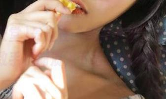 最近在“吃瓜天堂”上，瓜太多导致手机崩溃，下载小心掉入深渊！