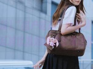 “国产吃瓜”的视频里，剧情反转比我妈给的水果还快